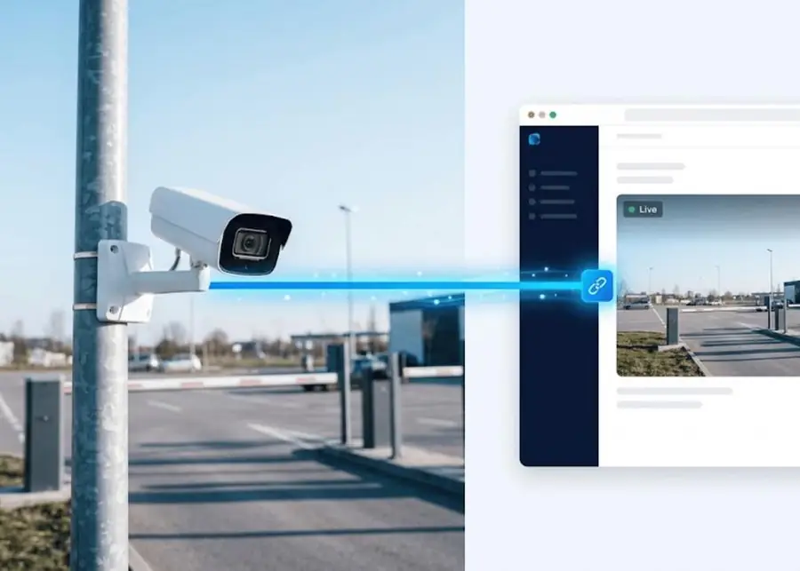 Eine Kamera an der Einfahrt eines Parkplatzes, daneben das Portal mit ihrem Livebild